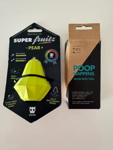 BRINQUEDO PARA CACHORROS SUPER PERA + REFIL DE SAQUINHOS HIGIÊNICOS COMPOSTÁVEL ZEE.DOG 