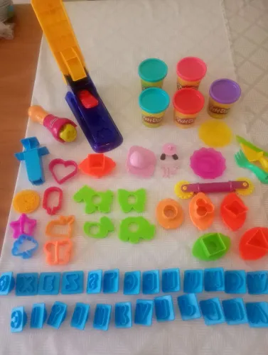 Kit Play-Doh com 5 massa novas.