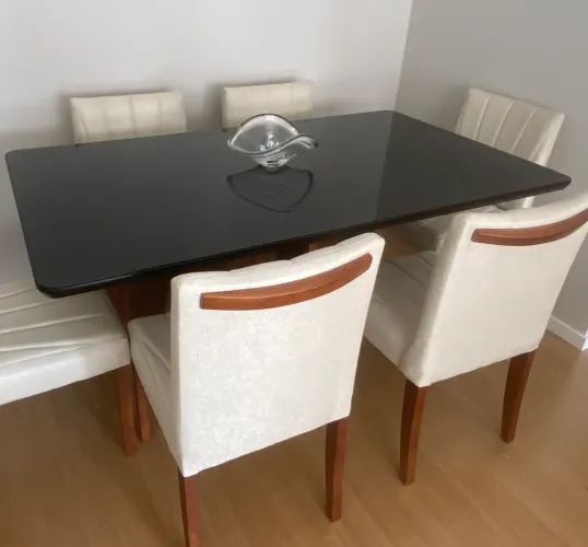 Mesa 6 lugares - tampo de vidro preta - pé em madeira