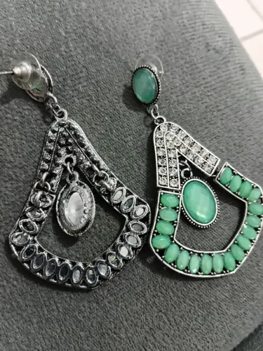 Brincos com pedras verdes
