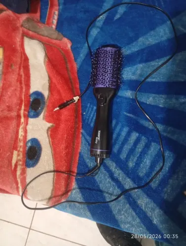 Uma escova de secar o cabelo eletrica para cabelo feminino