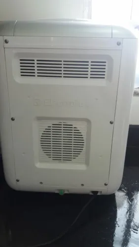 Bebedouro refrigerado Electrolux usado por 1 ano, ainda na caixa.<br>400,00 reais .