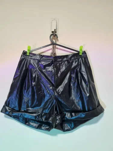 Shorts plus couro fake