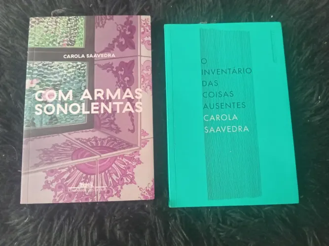 Kit com 2 romances de Carola Saavedra autografados pela autora