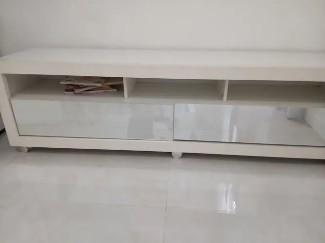 Vendo rack branco com espelho nas gavetas e rodas de metal