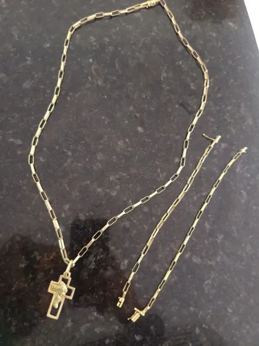 Cordão com pingente duas pulseiras de moeda antiga