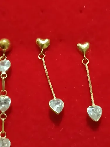 Par de brincos ouro amarelo 18k 750 e zircônias em coração
