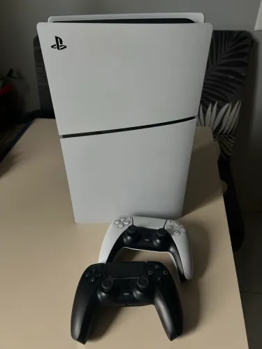 ? PlayStation 5 Slim Digital 1TB + 2 Controles Originais | Estado de Novo