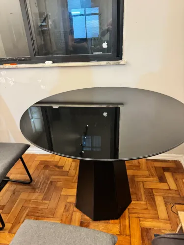 Mesa de jantar preta com vidro nova pouquíssimo uso 1metro