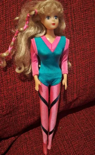 boneca vintage Sindy Jazzdance de 1986, vestindo sua roupa original conforme fotos 