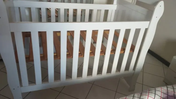 Berço branco com colchão
