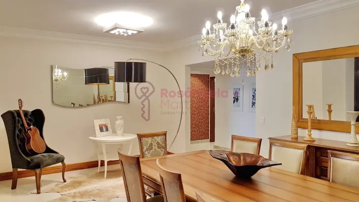 Apartamento amplo de 4 quartos, reformado e montado, na 2ª quadra do mar de Itapuã!