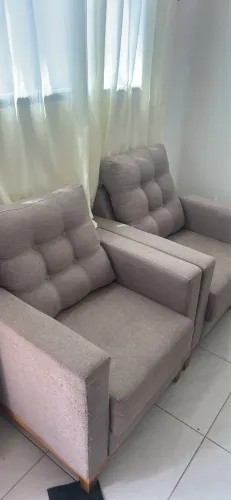 Vendo conjunto de poltronas em ótimo estado com base de madeira ímpar em estado de nova