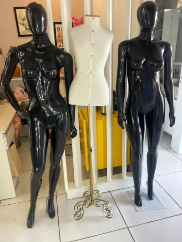 3 manequins