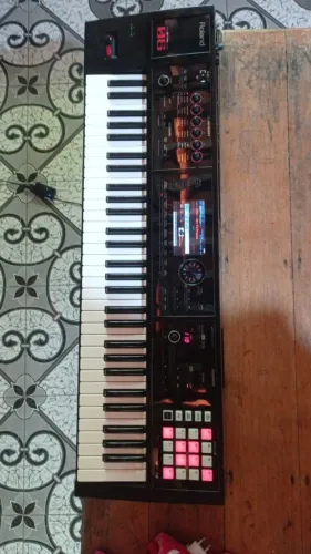 Teclado Roland FA 06, pra vender urgente