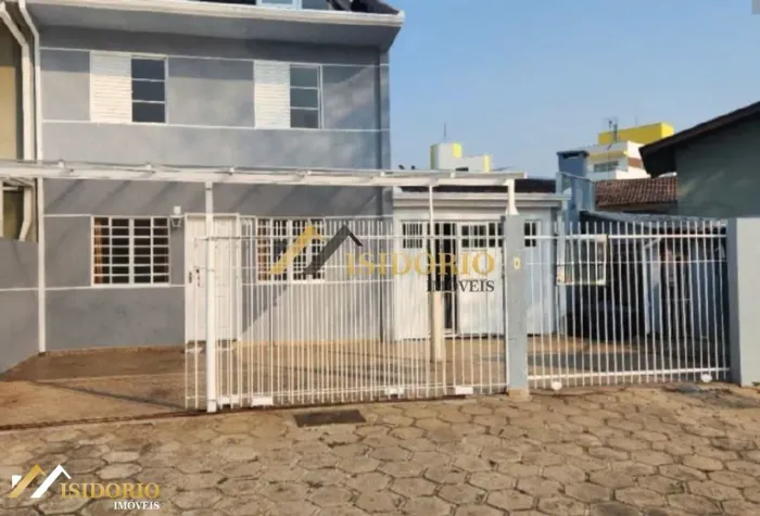 SOBRADO NO PORTÃO! 03 QUARTOS, SACADA, 04 VAGAS DE GARAGEM