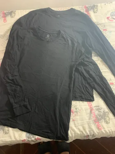 Duas camisas de manga longa em algodão
