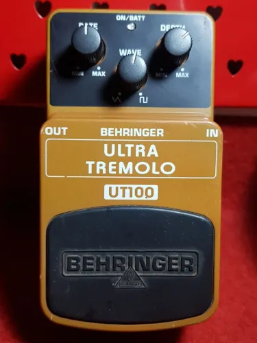 Pedal Tremolo UT100 Ultra Behringer Guitarra Baixo