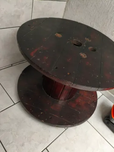 Mesa rústica de carretel com rodinhas