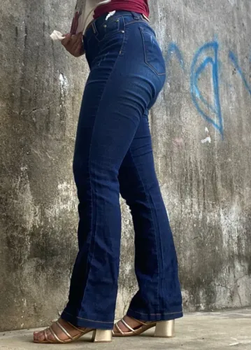 calça jeans feminina flare azul escuro cintura alta, modela o corpo