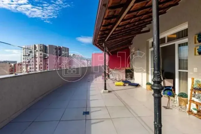 Rua Uruguai, parte nobre ampla cobertura linear , 03 dormitórios , 1 suíte terração e 1 va