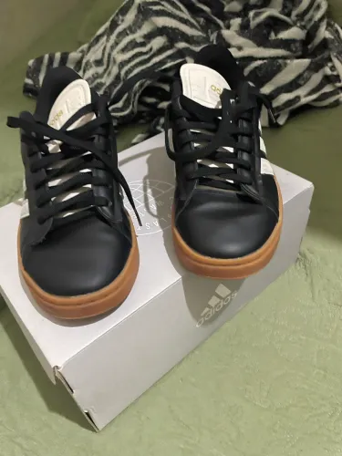 Sapato adidas court