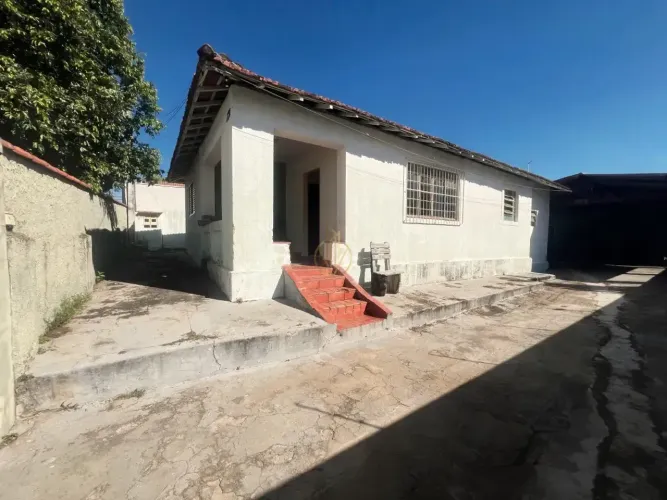 Terreno com 2 Casas - à venda no Bairro Santa Cruz