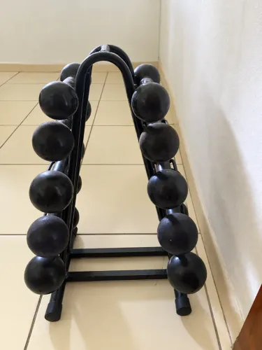 Suporte com halteres emborrachados