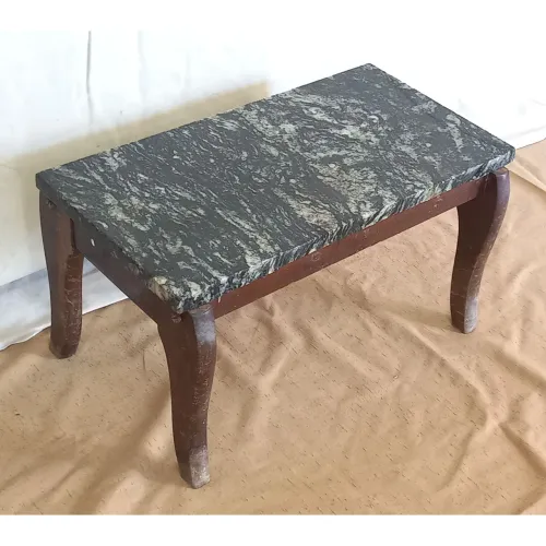 Mesa pequena de granito com base em madeira imbuia. 30 cm x 50 cm x 27,5 cm.