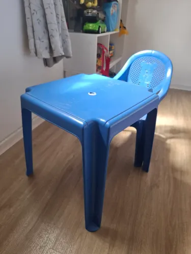 Mesa e cadeira