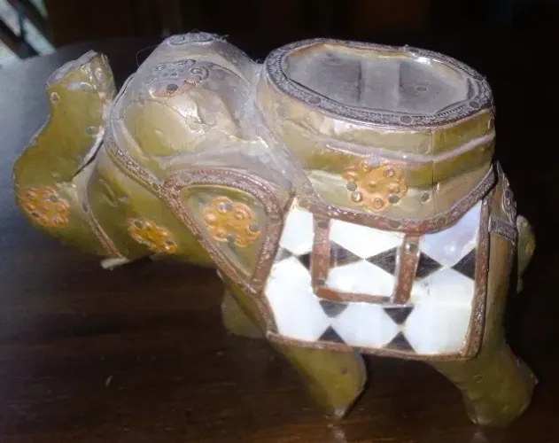 Antiga Escultura indiana Madeira nobre Detalhes pastilhas madrepérola e metal Elefante*