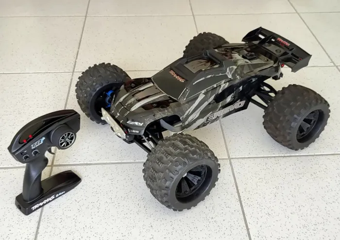 Automodelo RC Traxxas E-revo 2.0 Black - 4x4 C/ Combo Brushless 4/6s Hobbywing e Rádio TQI