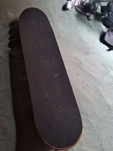 Skate semi profissional montado com equipamento de segurança