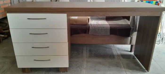 Escrivaninha med 1,60 X 60 com quatro gavetas em ótimo estado.