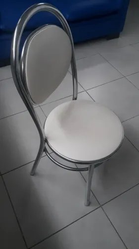 Jogo de cadeiras Carraro para cozinha.