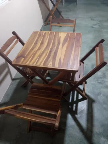 Mesa de madeira com 4 cadeiras