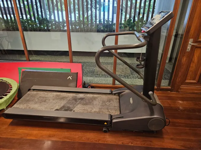 Esteira com elevação Technogym