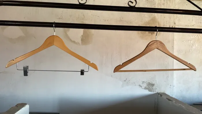 Cabides madeira para loja com e sem presilha