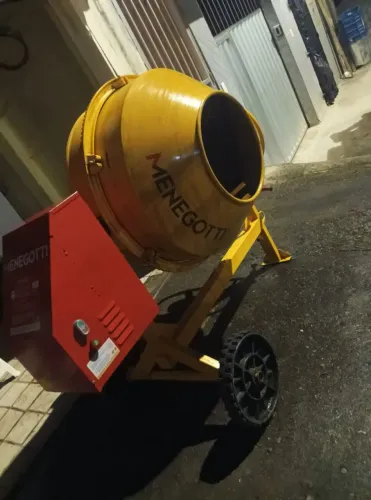 VENDA: Betoneira Rental 400L Menegotti / Ano 2025