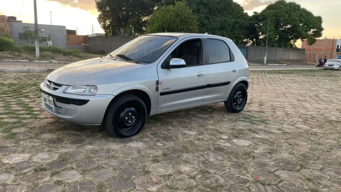 vende-se celta 2005 completo muito bem conservado