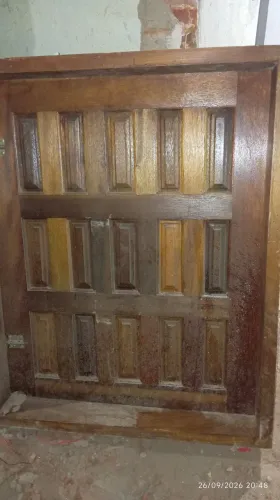 Vendo janela de madeira maciça
