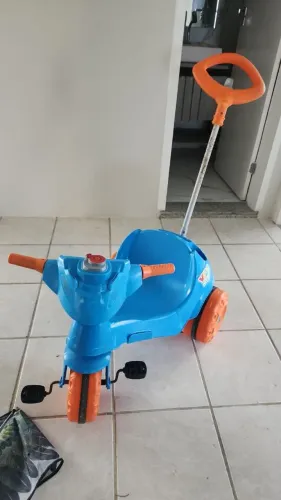 Triciclo Infantil com Empurrador - Bom Estado