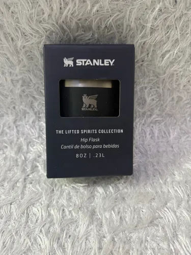 cantil de bolso Stanley The Lifted Spirits Hip Flask na cor preta e capacidade de 236ml
