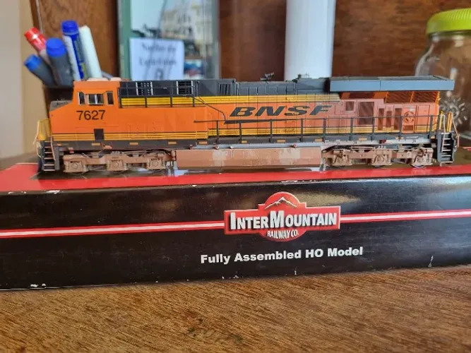 LOCOMOTIVA INTERMOUNTAIN HO ES44 BNSF DCC E SOM