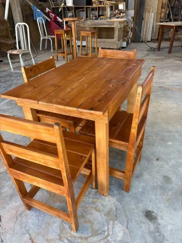 Mesa de madeira pinus