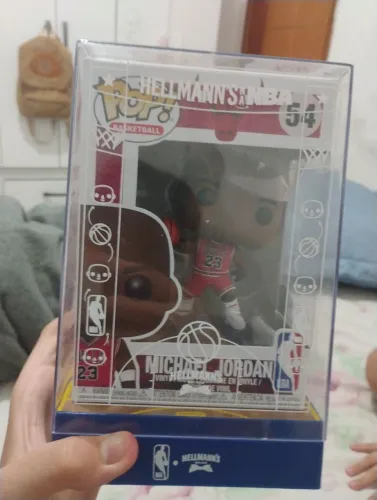 vendendo bonecos funko de parceria com Hellmann's e NBA lenbron james , SHAQ, Michael jord