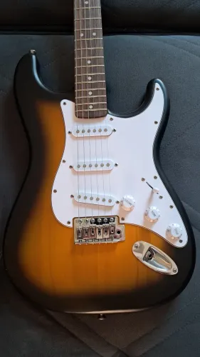 Guitarra Fender Squier Debut Stratocaster Sunburst (6 meses de uso apenas em aulas)