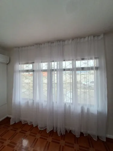 Cortina voalt acompanha trilho Suíço