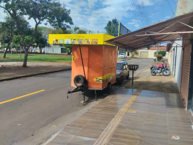 Vendo trelhe de lanche contém energia solar e caicha d'água e pronto para trabalhar