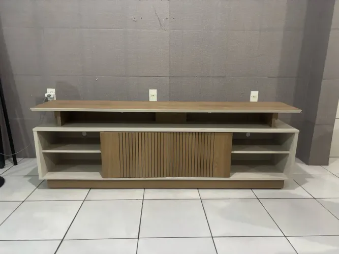 Rack Bege e Madeira com Porta Ripada